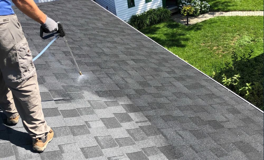 Application d'un scellant protecteur sur une toiture en bardeau d'asphalte au Québec